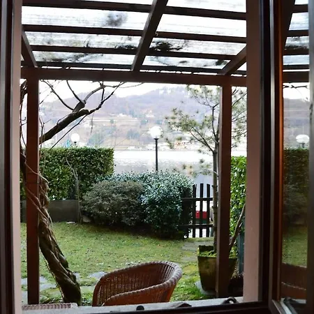 Giardino Con Pontile Sul Lago D'orta In Riva Orta San Giulio