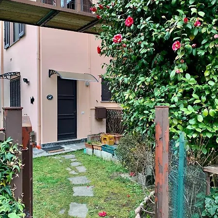 Giardino Con Pontile Sul Lago D'orta In Riva Villa