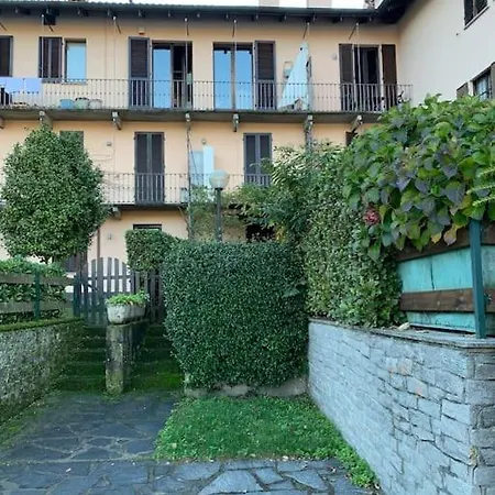 Giardino Con Pontile Sul Lago D'orta In Riva Orta San Giulio