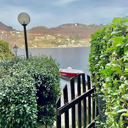Giardino Con Pontile Sul Lago D'orta In Riva
